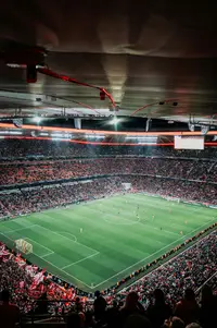 Stade de football plein pendant un match de nuit